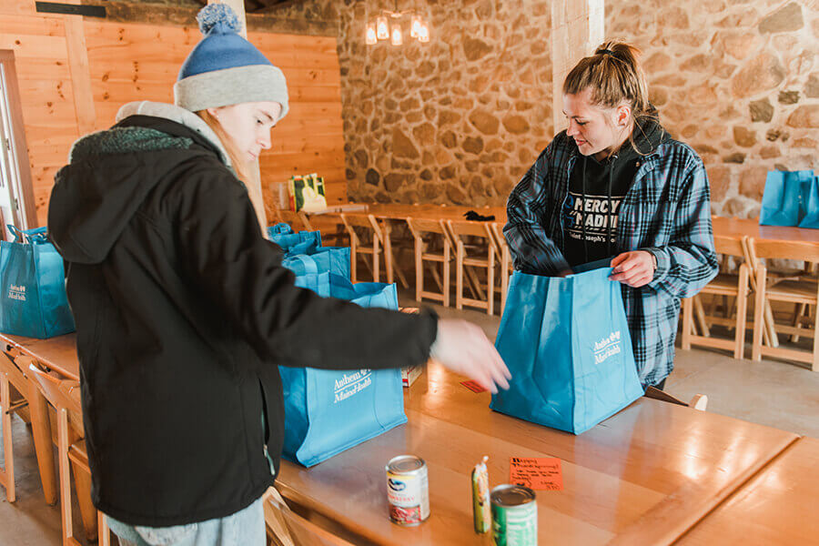 Community Service 6 Students fill Thanksgiving boxes for local families