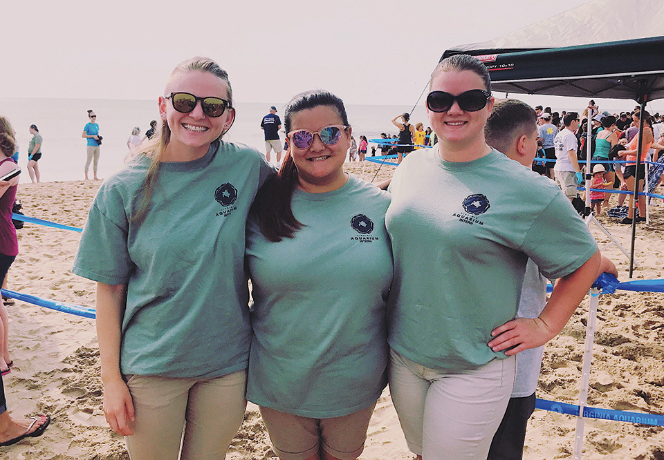 Olivia Marable ’18 (center) with two other aquarium interns on the beach