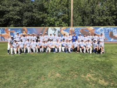 The group of alumni baseball players