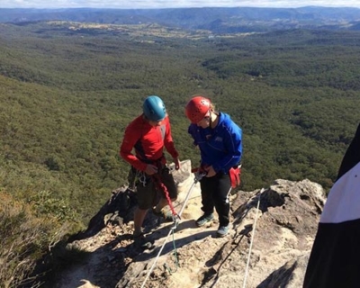 sjc student reppeling the blue mountains